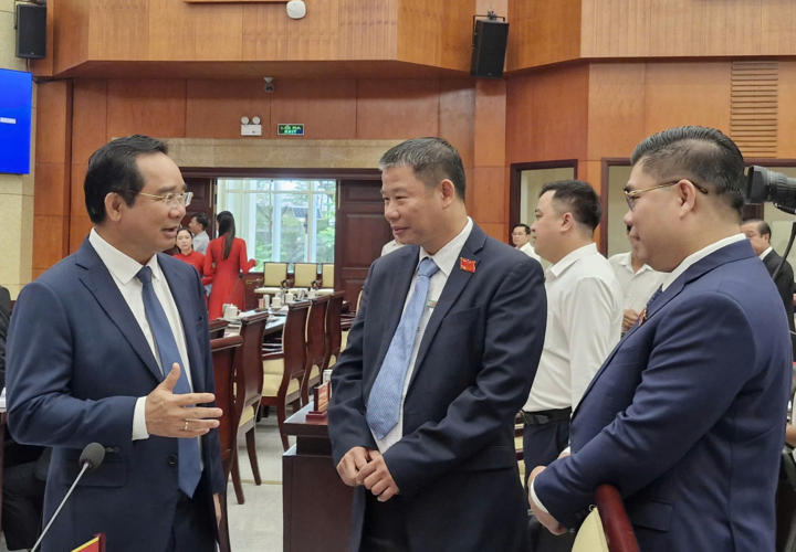 Chủ tịch UBND TP.HCM Nguyễn Văn Được trao đổi với các đại biểu là lãnh đạo các tập đoàn, doanh nghiệp lớn trúng cử đại biểu HĐND khóa XI. (Ảnh: BTC)
