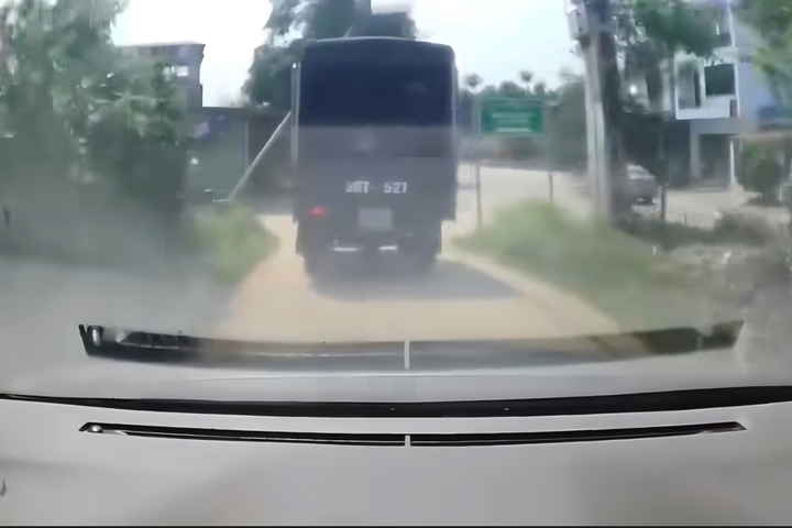 Tài xế không chấp hành hiệu lệnh dừng xe của CSGT, tăng ga bỏ chạy. (Ảnh: Chụp màn hình)