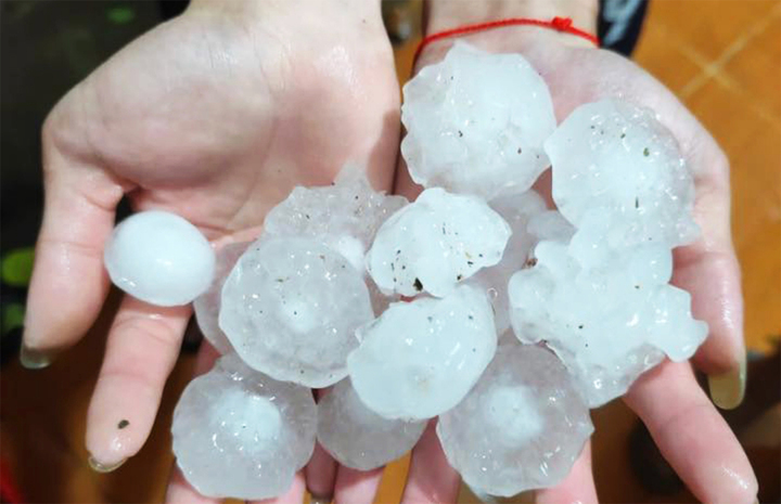 Mưa đá xuất hiện nhiều nơi ở miền Bắc.