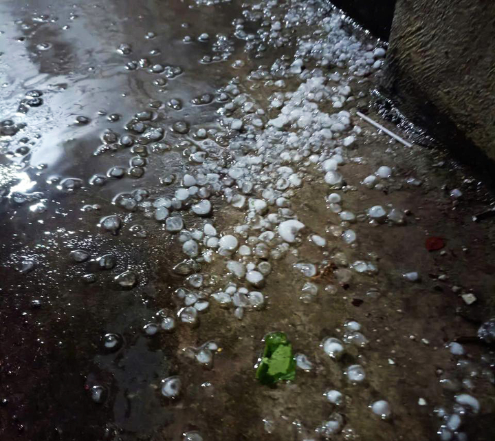 Mưa đá xuất hiện tại khu vực Xuân Đỉnh, Hà Nội vào rạng sáng 30/3.