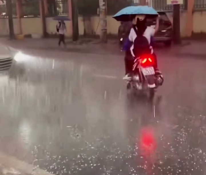 Khu vực Mạo Khê, tỉnh Quảng Ninh ghi nhận mưa đá trong sáng 30/3.