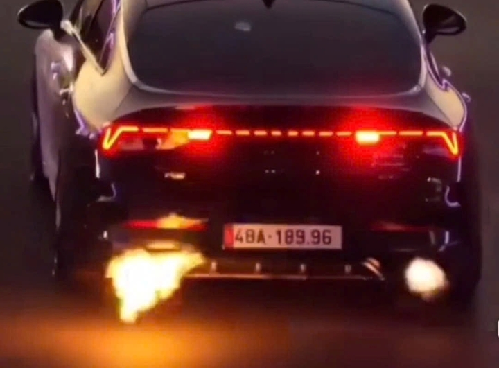 Hình ảnh pô xe phát tia lửa (ảnh chụp từ clip)