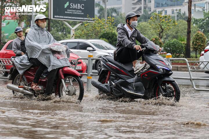 Anh Vũ Huy Đức (phường Tây Hồ) cho biết, mưa lớn khiến tuyến Võ Chí Công ngập nặng, song nhờ công nhân thoát nước kịp thời xử lý nên nước rút nhanh.