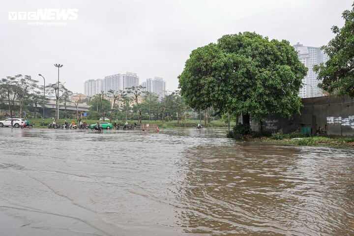 Khu vực nút giao Phạm Văn Đồng theo hướng lên cầu Thăng Long (phía trước khu đô thị Ciputra) cũng ghi nhận tình trạng ngập úng nghiêm trọng.