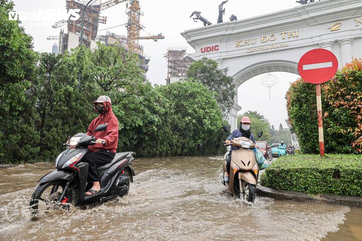 Nước lênh láng tại khu vực cổng vào khu đô thị Ciputra.