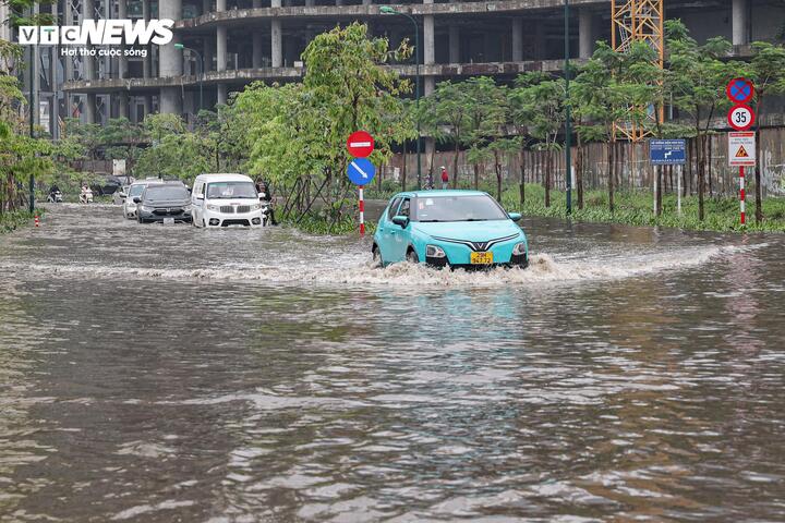 Tuyến đường IA20 trong khu đô thị Ciputra là điểm thường xuyên xảy ra ngập úng mỗi khi có mưa lớn.