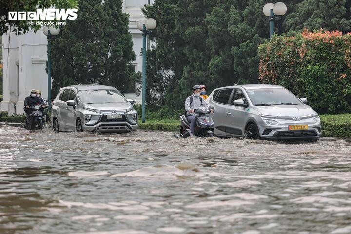 Hà Nội hứng mưa đá, ngập úng, tắc đường sáng đầu tuần - 13