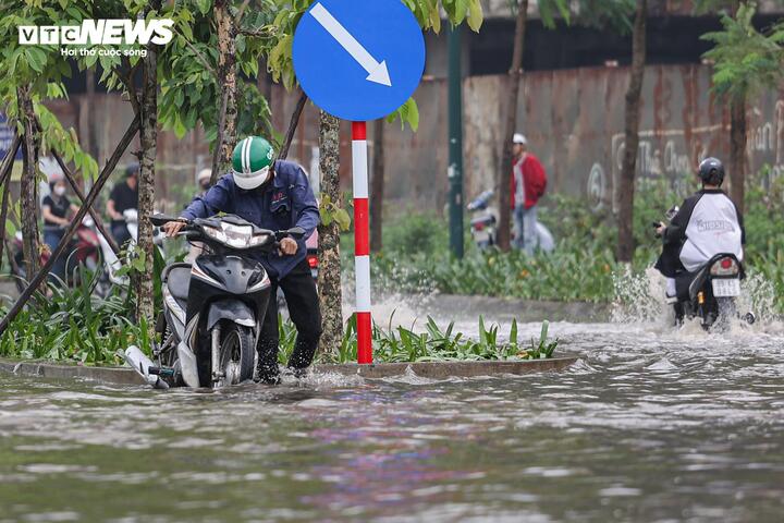 Hà Nội hứng mưa đá, ngập úng, tắc đường sáng đầu tuần - 17