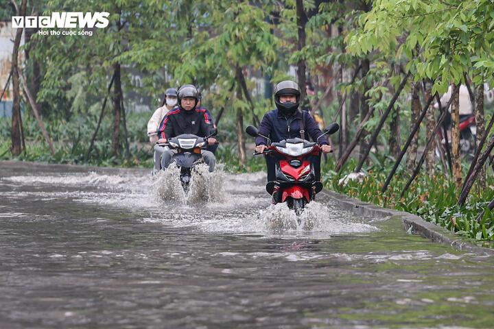 Rạng sáng 30/3, nhiều khu vực tại Hà Nội xuất hiện mưa dông lớn kèm mưa đá, gây ngập úng và ùn tắc giao thông cục bộ.