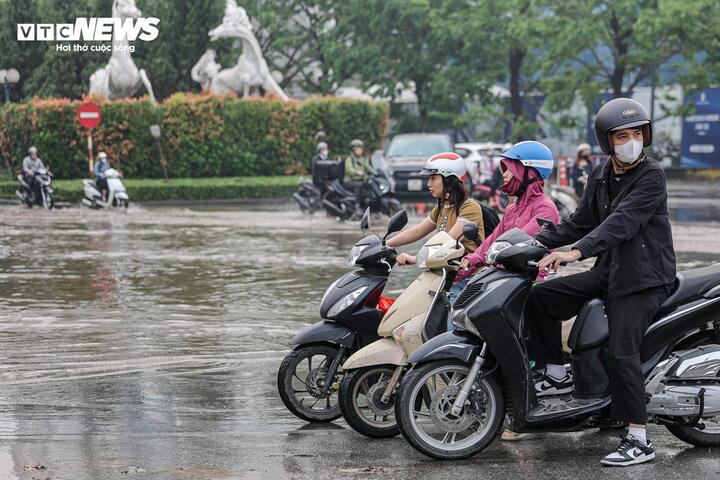 Các tuyến đường xung quanh khu đô thị Ciputra bị ngập sâu, khiến nhiều người dân lúng túng lựa chọn hướng di chuyển phù hợp. Theo dự báo của trung tâm khí tượng, hôm nay, Hà Nội và các tỉnh miền Bắc tiếp tục xảy ra mưa rào và dông rải rác, có nơi mưa to với lượng mưa trên 30 mm. Trong mưa dông, người dân đề phòng có khả năng xảy ra lốc, sét, mưa đá và gió giật mạnh.