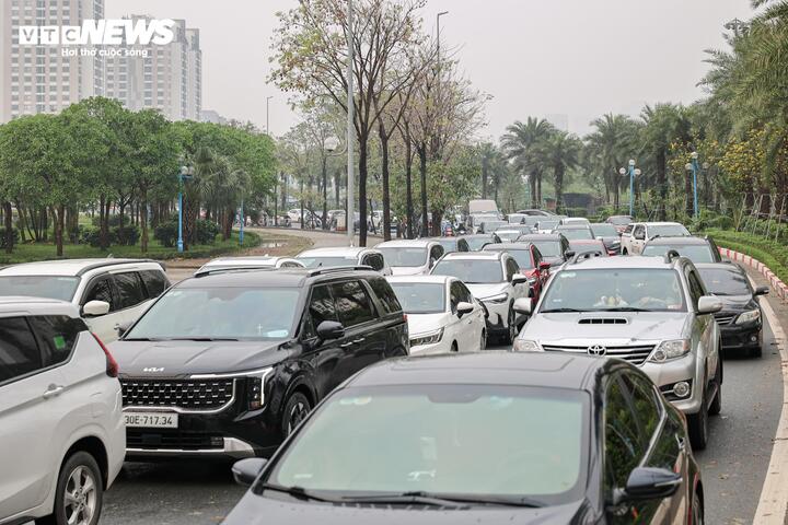 Hà Nội hứng mưa đá, ngập úng, tắc đường sáng đầu tuần - 9