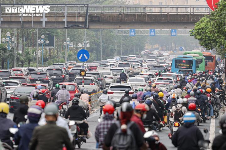 Tình trạng ngập úng tại làn xe máy trên đường Võ Chí Công khiến giao thông khu vực này ùn tắc trong giờ cao điểm.