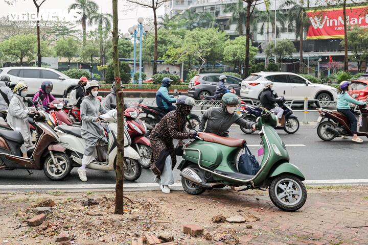 Hà Nội hứng mưa đá, ngập úng, tắc đường sáng đầu tuần - 6