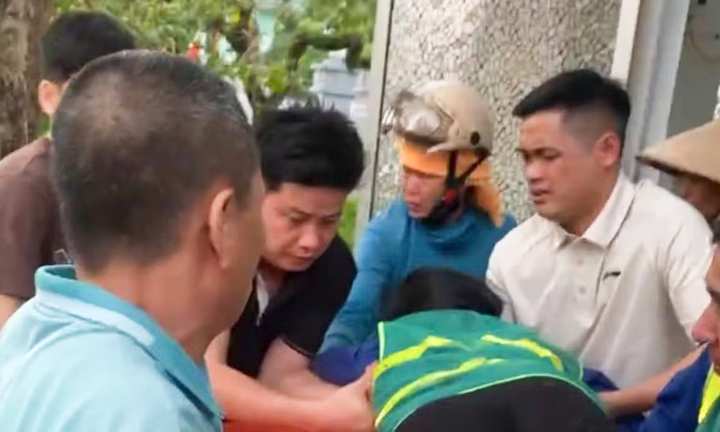 Chị Tỉnh được người dân và lực lượng chức năng sơ cứu.