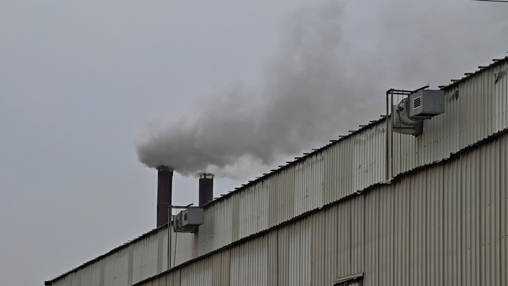 Công ty Dương Linh thường xuyên thải ra môi trường những cột khói đen, khói trắng.