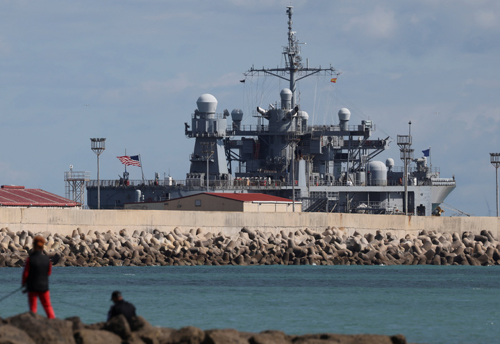 Một tàu chỉ huy - kiểm soát lớp Blue Ridge của Hải quân Mỹ neo đậu tại căn cứ hải quân do hai bên cùng vận hành ở Rota, tỉnh Cadiz, Tây Ban Nha, ngày 15/3/2026. (Ảnh: REUTERS/Nacho Doce)