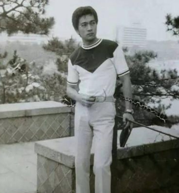 Thời trẻ, ông từng được xem là "nam thần màn ảnh".