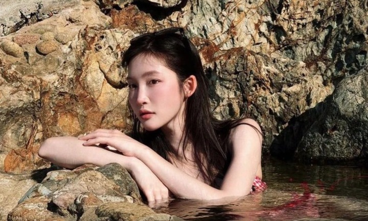 Juky San gây tranh cãi khi diện bikini ngâm mình tại Giếng Tiên ở Gia Lai.