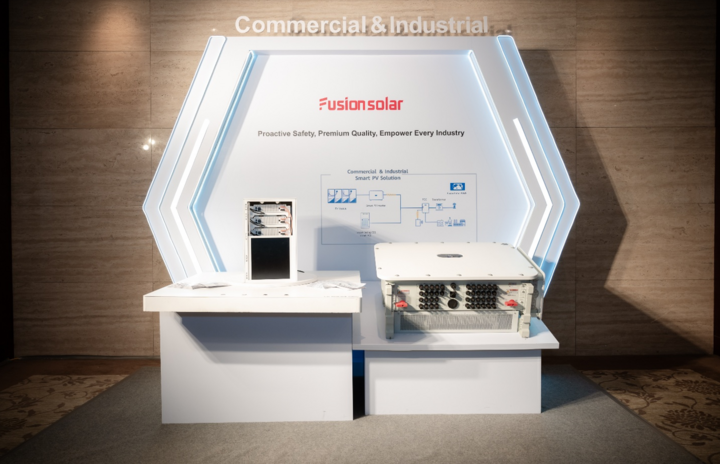 Giải pháp ESS C&I Grid-Forming “One-Fits-All” được trưng bày trực tiếp tại hội thảo. (Ảnh: Hoa Nam Energy)