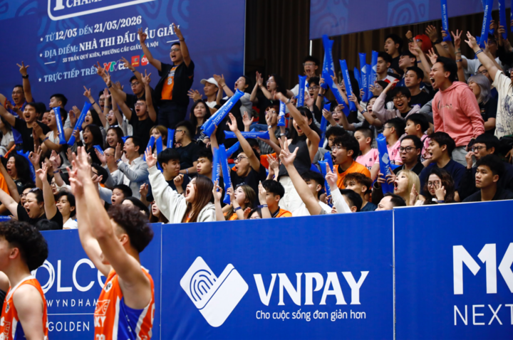 Sức nóng được truyền xuống từ nhiệt huyết của người hâm mộ trên khán đài.