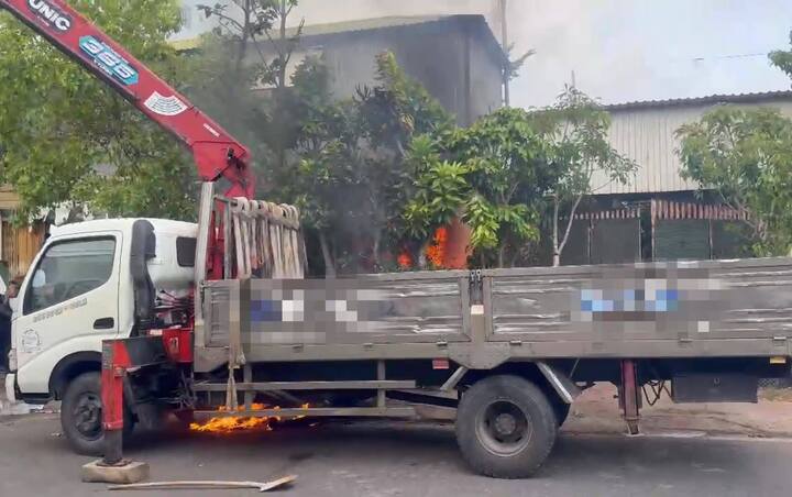 Dòng điện phóng xuống thân xe, phát ra tiếng nổ lớn kèm khói và tia lửa.