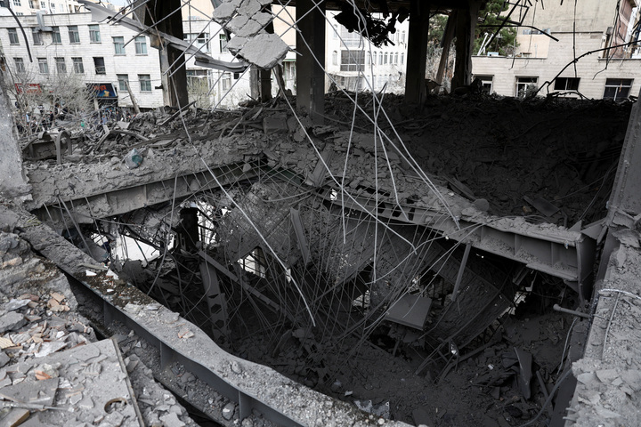 Quang cảnh tòa nhà văn phòng và đài truyền hình Al-Araby của Qatar tại Tehran bị hư hại sau một cuộc không kích, trong bối cảnh xung đột Mỹ - Israel với Iran tiếp diễn, ngày 29/3/2026. (Ảnh: Majid Asgaripour/WANA (West Asia News Agency) qua REUTERS)