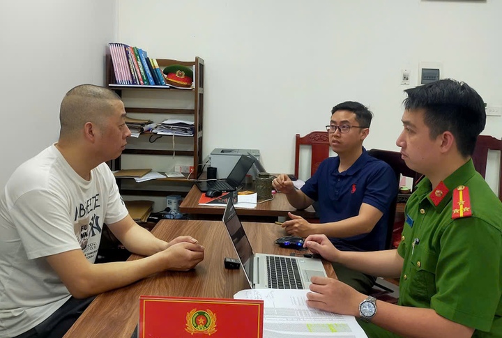 Cán bộ công an đang lấy lời khai của Xiang Guoquan. (Ảnh: Công an Thanh Hoá)