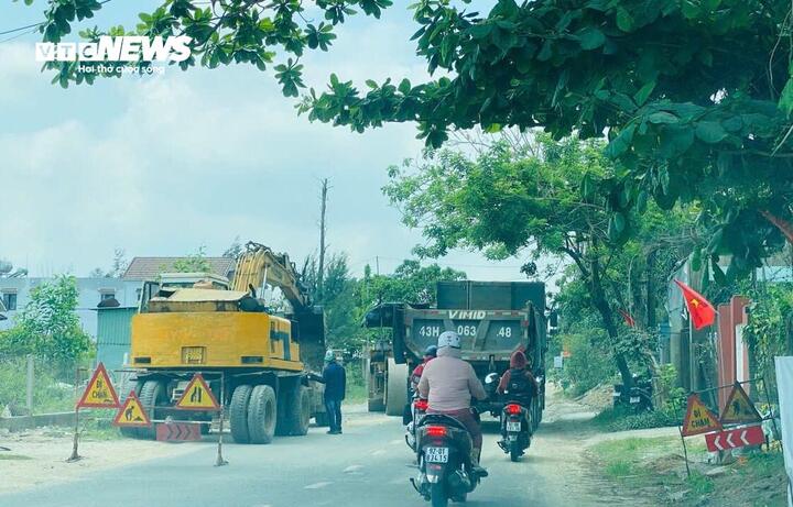Phương tiện lưu thông với mật độ dày đặc, đặc biệt là xe tải trọng lớn khiến mặt đường xuống cấp.