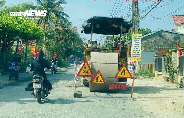 Mặt đường Tỉnh lộ 607B nát như tương, vừa "vá" chỗ này lại hỏng chỗ kia.