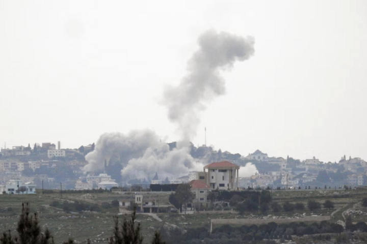 Khói bốc lên sau cuộc tấn công của Israel. (Ảnh: Reuters)