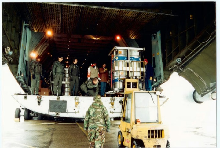 Các thùng chứa uranium được chất lên một máy bay vận tải của Mỹ vào năm 1994. (Ảnh: Kho Lưu trữ An ninh Quốc gia)