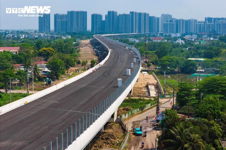 Trái ngược với khu vực trên, cũng tại dự án Vành đai 3 TP.HCM, gần 15 km cầu cạn qua các phường Long Bình, Long Phước và Long Trường (TP Thủ Đức cũ) đang hoàn thiện những hạng mục cuối cùng, dự kiến thông xe trước 30/4. Với toàn dự án Vành đai 3 TP.HCM, UBND Thành phố chỉ đạo các đơn vị liên quan gấp rút thi công, đặt mục tiêu bảo đảm hoàn thành và đưa vào khai thác trước 30/6 như đã cam kết.