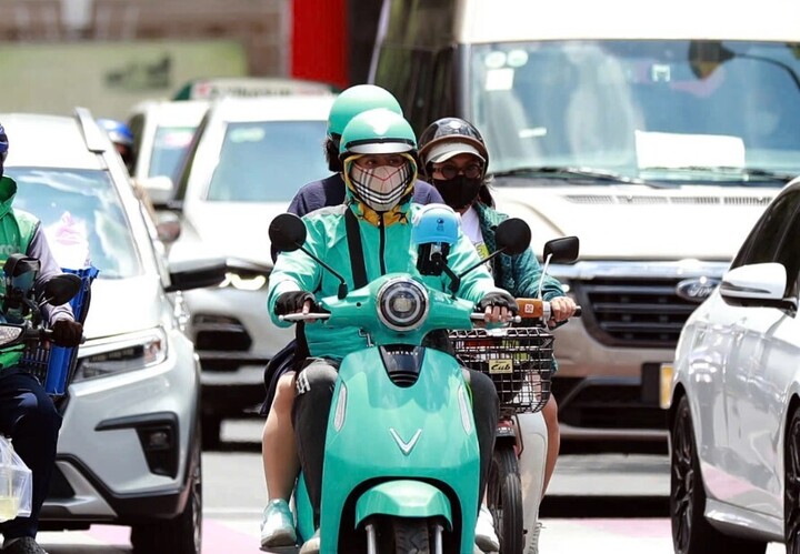 Tài xế xe ôm công nghệ đang có xu hướng điện hóa phương tiện "kiếm cơm" nhờ nhiều chính sách ưu đãi của hãng Xanh SM.