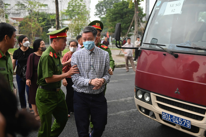 Trong vụ án này có 23 bị cáo bị truy tố, trong đó có 1 bị cáo bị xét xử vắng mặt.