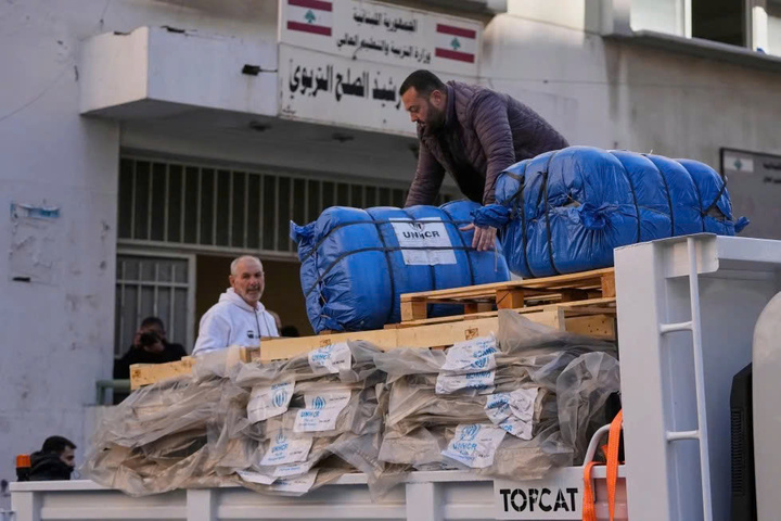 Người đàn ông đang dỡ hàng viện trợ nhân đạo do Cao ủy Liên hợp quốc về người tị nạn (UNHCR) cung cấp cho điểm trường ở Beirut - nơi được sử dụng làm địa điểm trú ẩn cho những người bị di dời do cuộc không kích của Israel vào miền nam Lebanon và Dahiyeh. (Ảnh: AP)