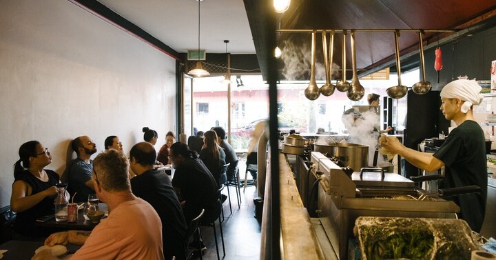 Thực khách ăn phát ra tiếng như lời tưởng thưởng cho đầu bếp vậy. (Ảnh: japantimes)