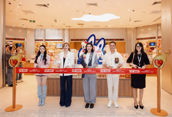 Các đại diện thực hiện nghi thức cắt băng khai trương POP MART Thiso Mall Sala.