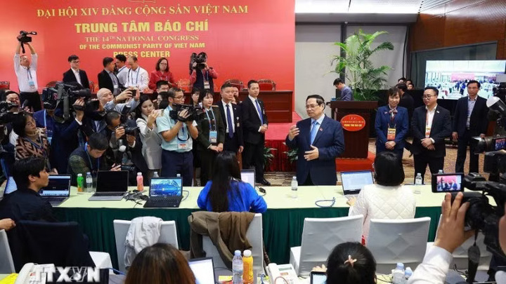 Phóng viên báo chí tác nghiệp tại Trung tâm báo chí Đại hội XIV của Đảng Cộng sản Việt Nam.
