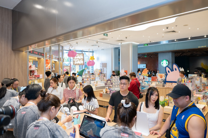 Không khí náo nhiệt tại cửa hàng POP MART Thiso Mall Sala.