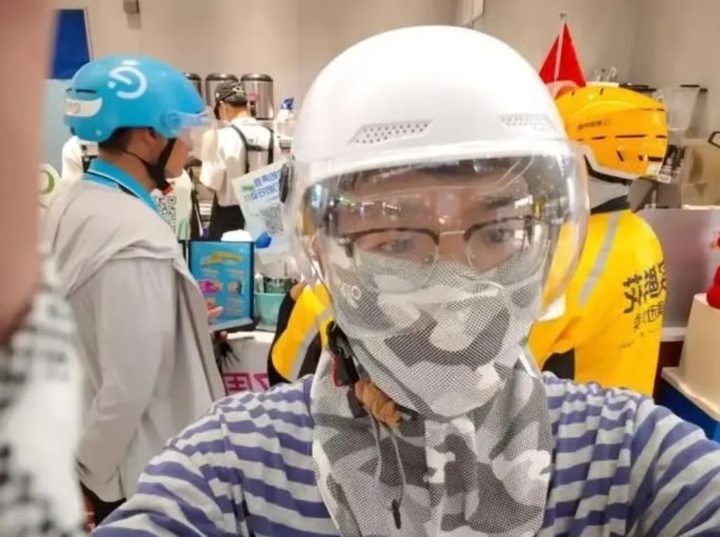 Trong những buổi hẹn hò này, một người lái xe điện trong khi người kia lo việc nhận và giao hàng.