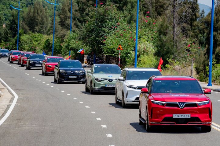 Vingroup gia hạn chương trình hỗ trợ khách hàng chuyển đổi sang xe điện tới 30/4 - 1