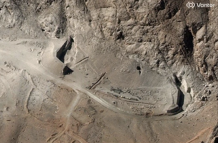 Ảnh vệ tinh cho thấy cận cảnh các cửa hầm bị phá hủy tại khu phức hợp tên lửa ở Isfahan sau các cuộc không kích ngày 8/3. (Ảnh: Reuters)