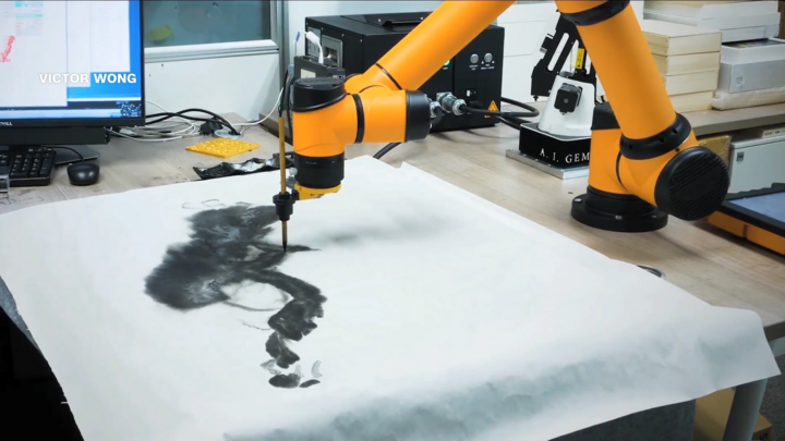 Cánh tay robot AI Gemini tái hiện nghệ thuật thủy mặc truyền thống bằng công nghệ hiện đại. (Nguồn: Victor Wong)