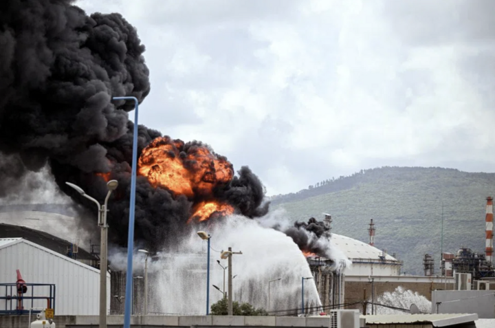 Đám cháy dữ dội bùng phát sau khi tòa nhà công nghiệp và xe bồn chở nhiên liệu bị trúng mảnh vỡ tên lửa. (Ảnh: Reuters)