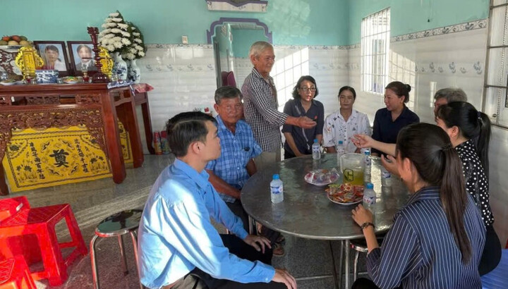 Chính quyền xã Thuận Mỹ đến thăm hỏi, chia buồn và động viên gia đình, người thân của ba nạn nhân tử vong trong vụ chìm tàu tại vùng biển Vũng Tàu. (Ảnh: L.L)