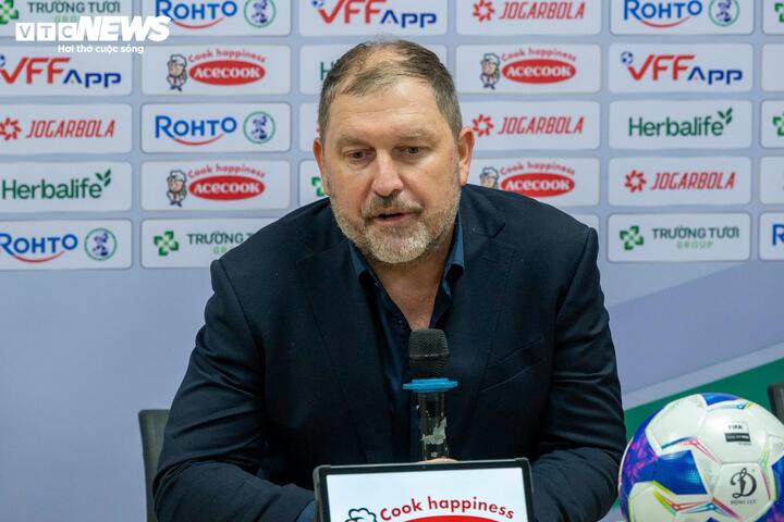 HLV Peter Cklamovski trong buổi họp báo sau trận đấu (Ảnh: Thành Vĩnh)