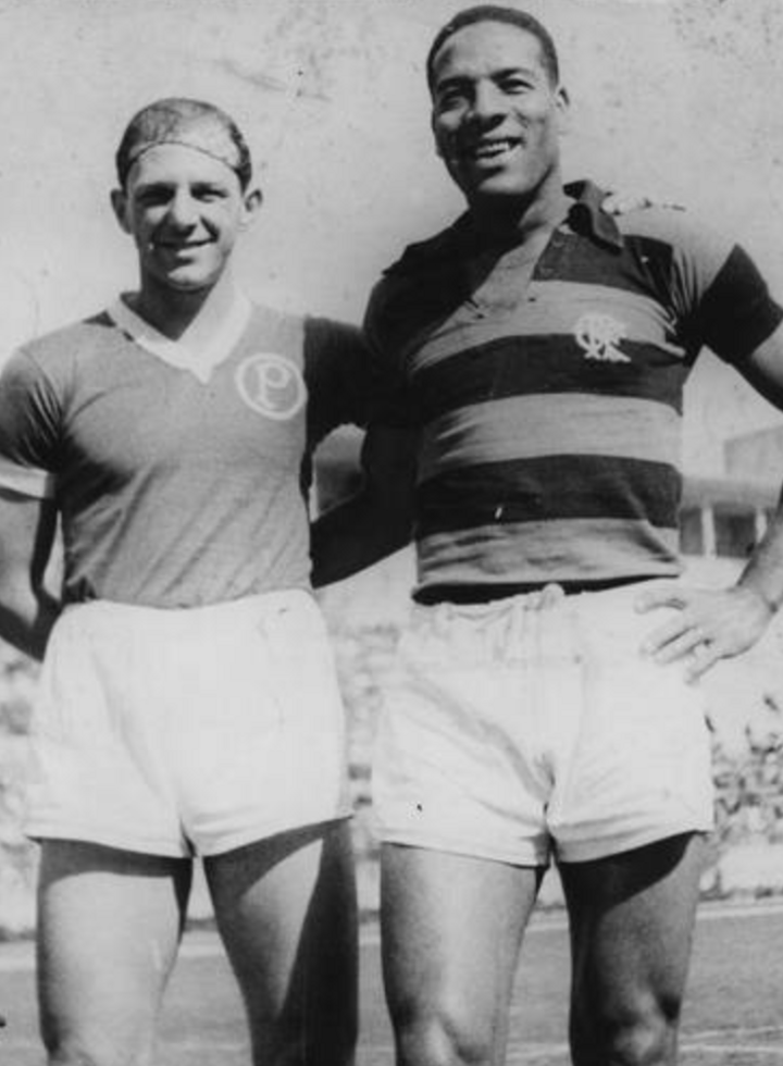 Hậu vệ Domingos da Guia (bên phải) đã áp dụng nguyên lý của capoeira vào bóng đá, biến phòng ngự thành một nghệ thuật kiểm soát.