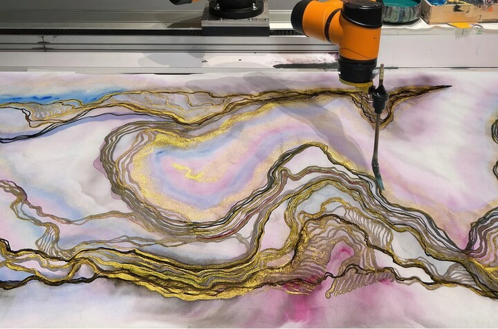 Robot AI đang "sáng tác" bức tranh thủy mặc cổ điển của Trung Quốc. (Nguồn: Victor Wong)