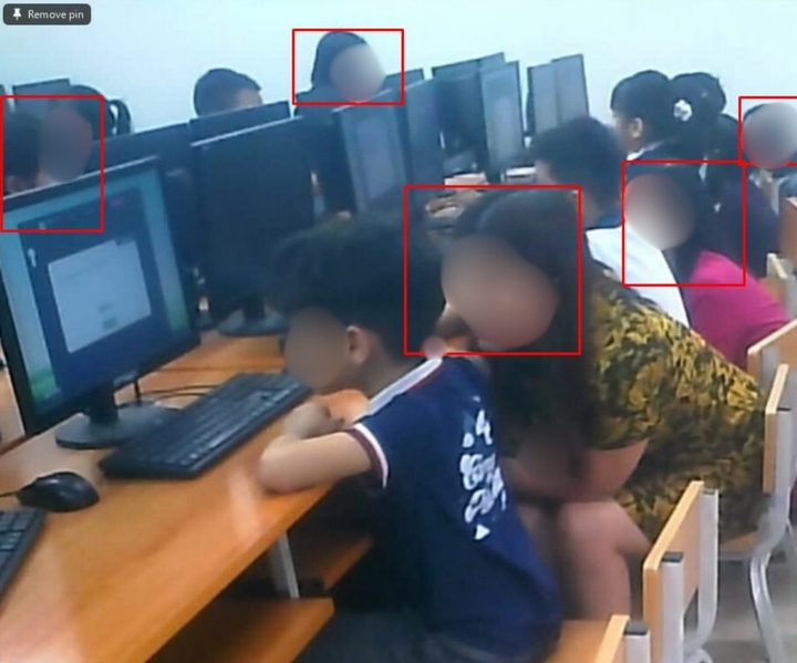 Giám thị ra vào khu vực thi, hỗ trợ thí sinh làm bài thi. (Ảnh: BTC Đấu trường VioEdu)