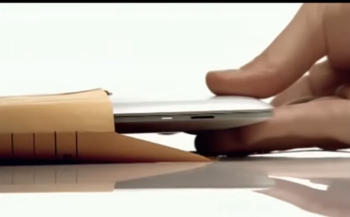 Hình ảnh chiếc MacBook Air siêu mỏng được rút ra khỏi phong bì - khoảnh khắc quảng cáo kinh điển năm 2008, minh chứng cho cách Apple định nghĩa lại sự di động của laptop. (Nguồn: Youtube/Cyclops23666)